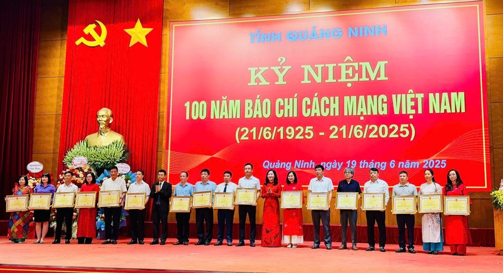 Nhà báo Phạm Thanh Tân, Trưởng Văn phòng đại diện Báo Kl991.com nạp rút nhanh - Kl99ok phiên bản mới khu vực Đông Bắc, Bộ Kl991.com nạp rút nhanh (thứ 5 từ phải sang) vinh dự đón nhận Bằng khen của UBND tỉnh Quảng Ninh