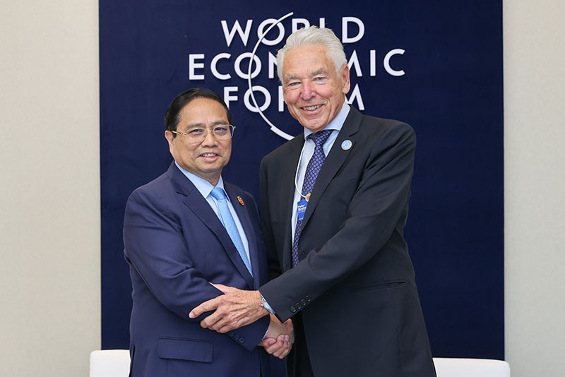 Thủ tướng Phạm Minh Chính và Chủ tịch lâm thời WEF Peter Brabeck-Letmathe. Ảnh: Nhật Bắc.