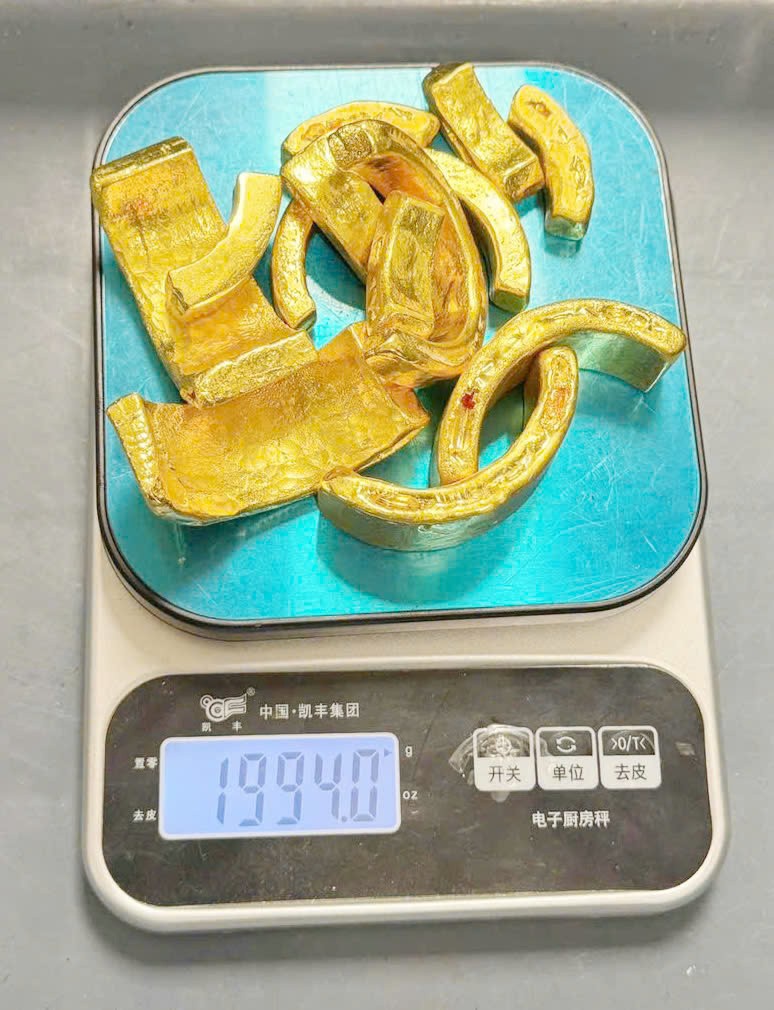 Số kim loại nghi là vàng thu giữ được nặng gần 2kg.