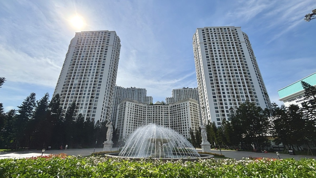 Theo chia sẻ của môi giới viên, những căn hộ có giá 100 triệu đồng/m2 tại Royal City bắt đầu xuất hiện từ nửa cuối năm 2024. Để mua được các căn 2 phòng ngủ, khách hàng cần chuẩn bị ít nhất khoảng 7,5 tỷ đồng.
