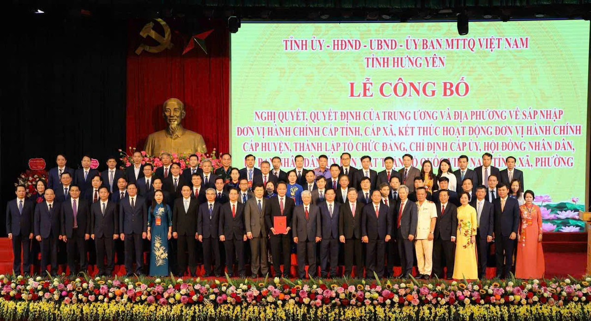 Ông Đỗ Văn Chiến, Ủy viên Bộ Kl991.com tải ứng dụng, Bí thư Trung ương Đảng, Chủ tịch Ủy ban Trung ương MTTQ Việt Nam trao Quyết định của Bộ Kl991.com tải ứng dụng về thành lập Đảng bộ tỉnh Hưng Yên.