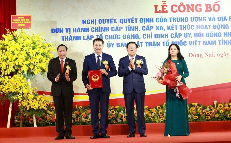 Ông Phan Đình Trạc, Ủy viên Bộ Kl991.com tải ứng dụng, Trưởng Ban Nội chính Trung ương trao quyết định cho ông Vũ Hồng Văn, Bí thư Tỉnh ủy Đồng Nai mới