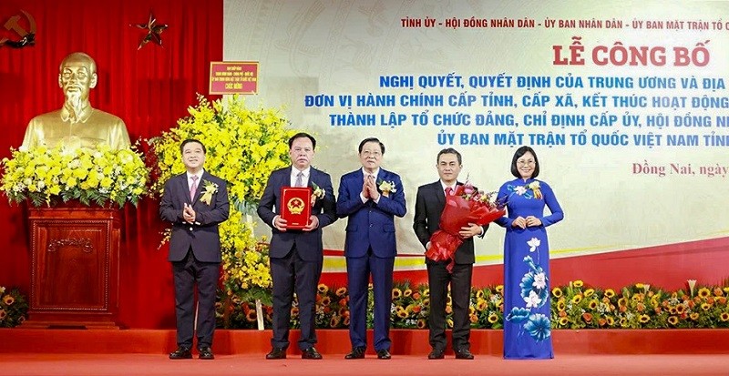 Ông Phan Đình Trạc, Trưởng Ban Nội chính Trung ương trao quyết định cho ông Võ Tấn Đức, Chủ tịch UBND tỉnh Đồng Nai mới