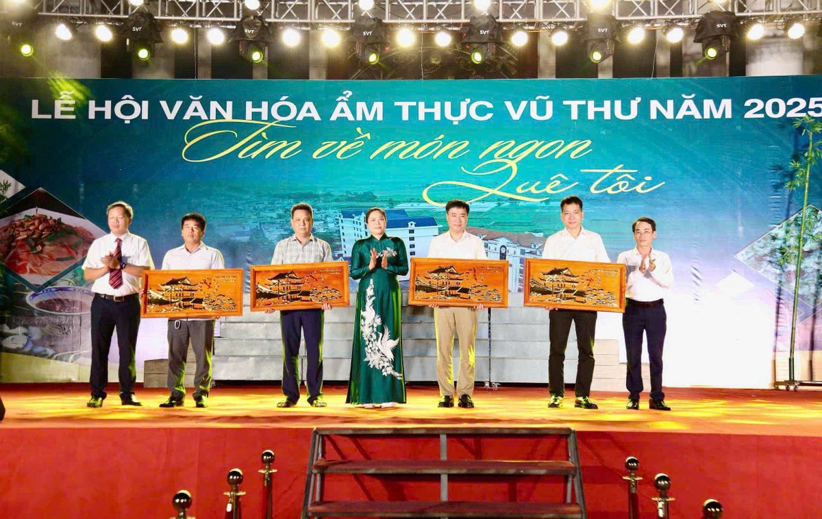 Lãnh đạo xã Vũ Thư tri ân các nhà tài trợ Lễ hội