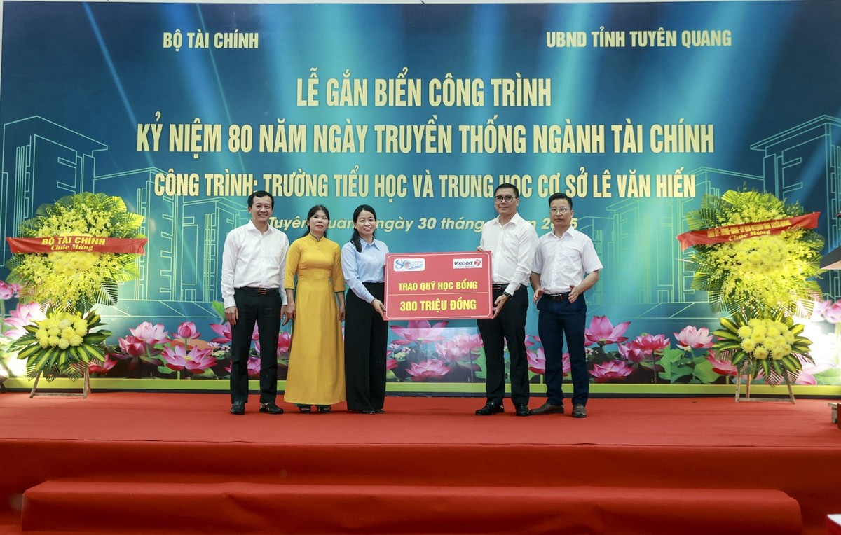Vietlott tặng Quỹ học bổng trị giá 300 triệu đồng cho Trường Tiểu học và Trung học cơ sở Lê Văn Hiến. Vietlott tặng Quỹ học bổng trị giá 300 triệu đồng cho Trường Tiểu học và Trung học cơ sở Lê Văn Hiến.