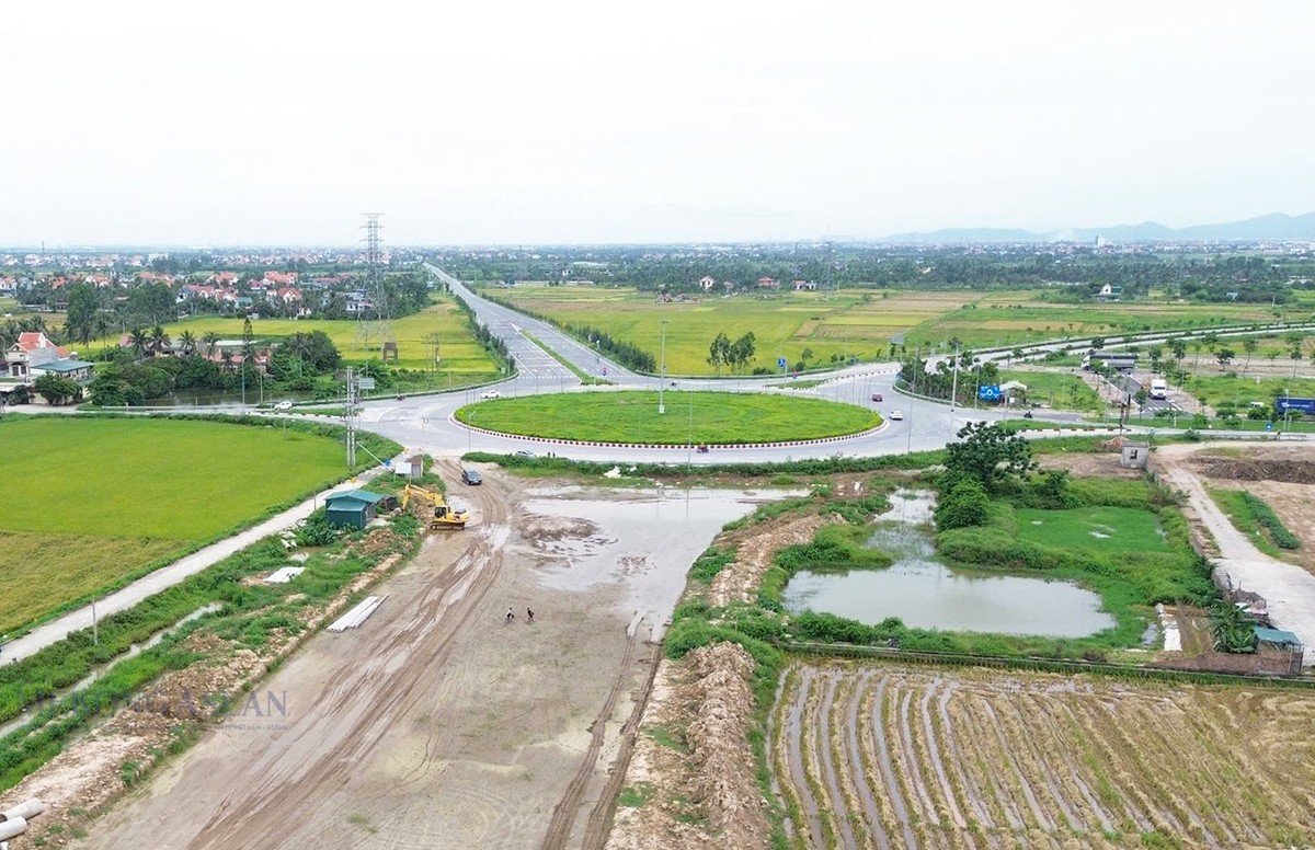 Dự án xây dựng tuyến đường trục Đông - Tây đang được triển khai theo hai giai đoạn ưu tiên.