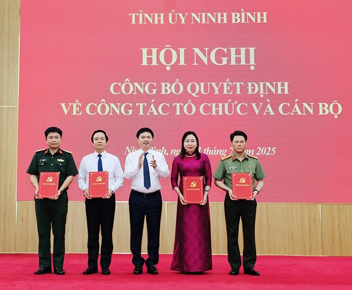 Bí thư Tỉnh ủy Ninh Bình trao Quyết định thành lập 4 Đảng bộ trực thuộc.