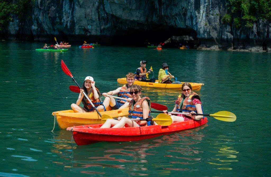Du khách hào hứng với hoạt động chèo Kayak trên Vịnh Hạ Long. Ảnh:Trung tâm VHTT&amp;XTDL Quảng Ninh.