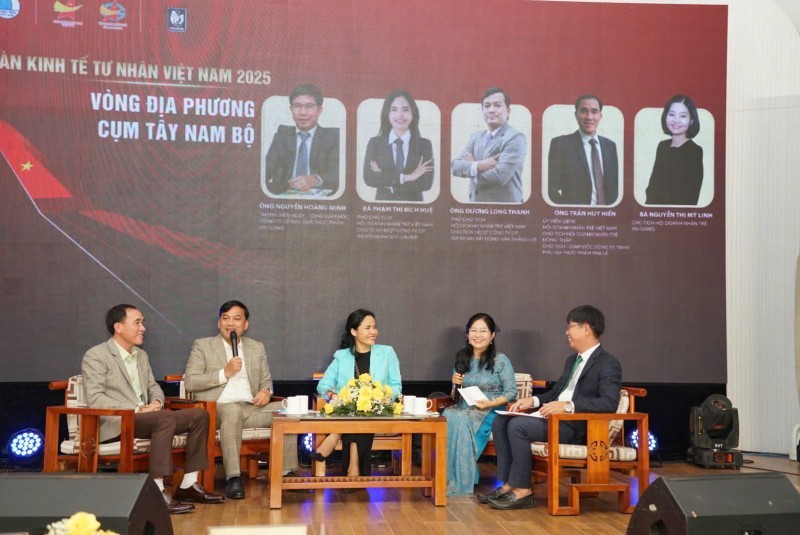 Các doanh nhân chia sẻ tại Phiên đối thoại Diễn đàn Kl992 cổng game cá cược tư nhân 2025 tại An Giang. Các doanh nhân chia sẻ tại Phiên đối thoại Diễn đàn Kl992 cổng game cá cược tư nhân 2025 tại An Giang.