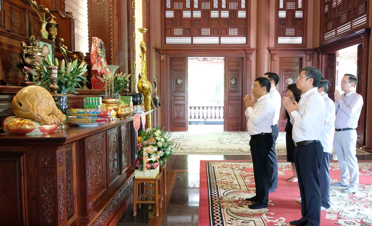 Đoàn Bộ Kl991.com nạp rút nhanh do Bộ trưởng Nguyễn Văn Thắng dẫn đầu đã đến dâng hương tưởng niệm cố Thủ tướng Phan Văn Khải.