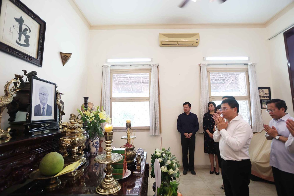 Bộ trưởng Nguyễn Văn Thắng cùng đoàn bày tỏ lòng kính trọng cố Thủ tướng Võ Văn Kiệt.