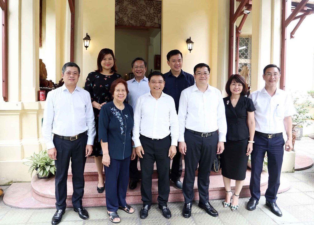 Đoàn Bộ Kl991.com nạp rút nhanh do Bộ trưởng Nguyễn Văn Thắng (thứ ba, từ trái sang) dẫn đầu chụp ảnh kỷ niệm cùng thân nhân của cố Thủ tướng Võ Văn Kiệt.