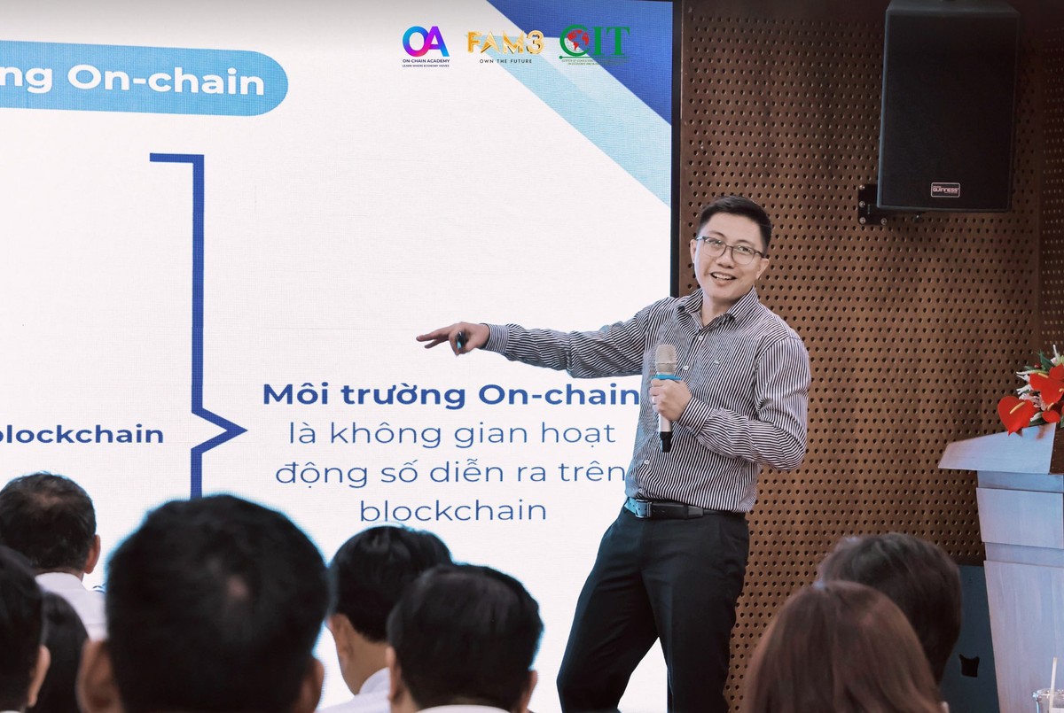 TS. Tony Trần, Giám đốc Nghiên cứu Kl992 cổng game cá cược on-chain tại Onchain Academy (OA) chia sẻ tại workshop.