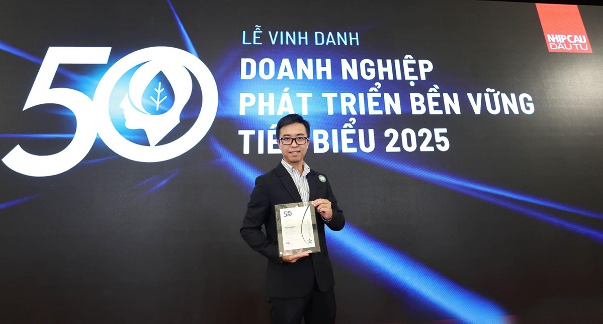 Ông Nguyễn Quốc Huy, Phó Trưởng Phòng Truyền Thông và Thương Hiệu của Imexpharm, đại diện công ty nhận kỷ niệm chương CSA 2025. Ảnh: Imexpharm