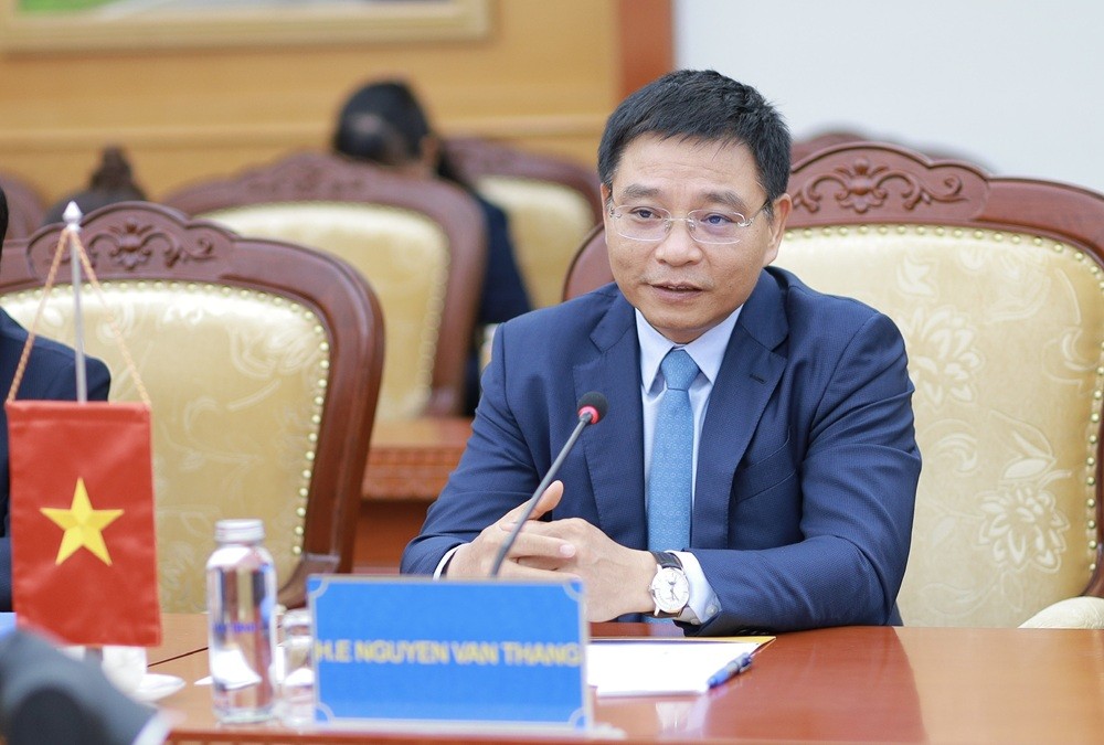 Bộ trưởng Bộ Kl991.com nạp rút nhanh Nguyễn Văn Thắng trao đổi tại buổi tiếp. Ảnh: Mạnh Tuấn.