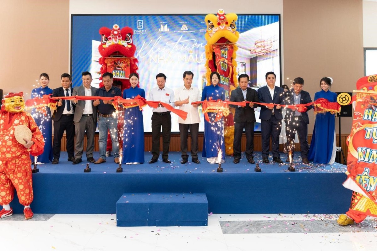 Ông Nguyễn văn Đính - Chủ tịch Hội Môi giới Web Tổng Nhà Cái 99Kl99 Giải Trí Bậc Nhất Việt Nam, cùng với đại diện chủ Kl99ok phiên bản mới, đơn vị hợp tác Kl99ok phiên bản mới, đơn vị triển khai dự án, đơn vị phân phối chính thức cắt băng khai trương nhà mẫu căn hộ Symlife.