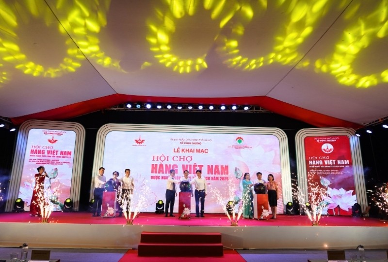 Các đại biểu bấm nút khai mạc Hội chợ. Ảnh: Hồ Hạ. Các đại biểu bấm nút khai mạc Hội chợ. Ảnh: Hồ Hạ.