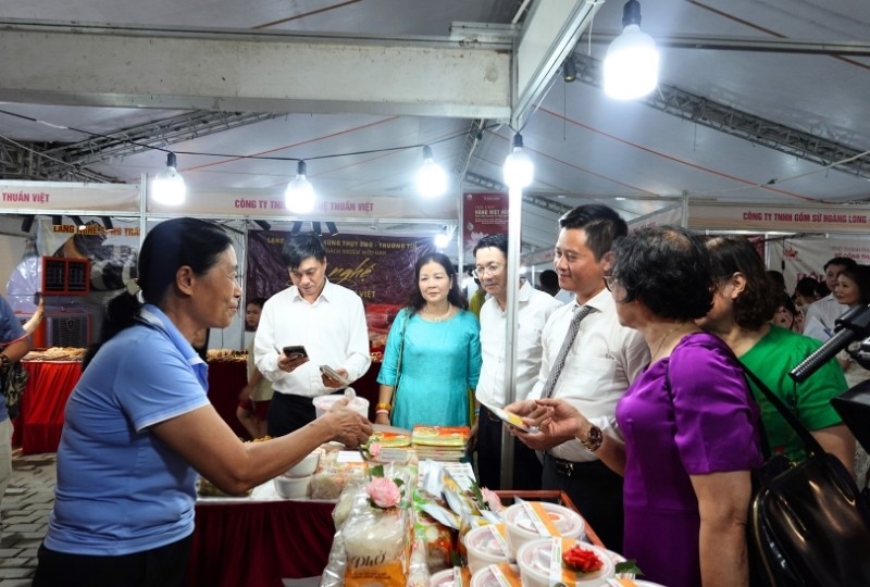 Các địa biểu thăm quan gian hàng của Công ty cổ phần Xuất Link Vào Nhà Cái KL99 COM Tặng +199k nông sản thực phẩm Việt Nam. Ảnh: Hồ Hạ. Các địa biểu thăm quan gian hàng của Công ty cổ phần Xuất Link Vào Nhà Cái KL99 COM Tặng +199k nông sản thực phẩm Việt Nam. Ảnh: Hồ Hạ.