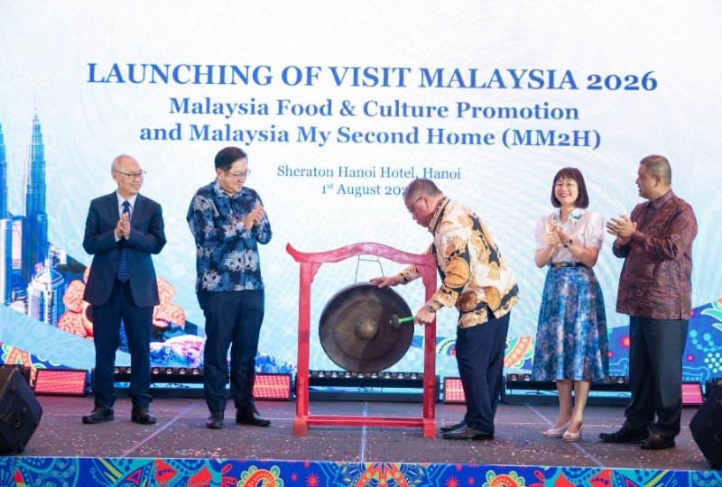 Bộ trưởng Du lịch, Nghệ thuật và Văn hóa Malaysia - Ngài Dato’ Sri Tiong King Sing thực hiện nghi thức công bố Chiến dịch Năm Du lịch Malaysia 2026 và Quảng bá Ẩm thực - Văn hóa Malaysia tại Việt Nam.