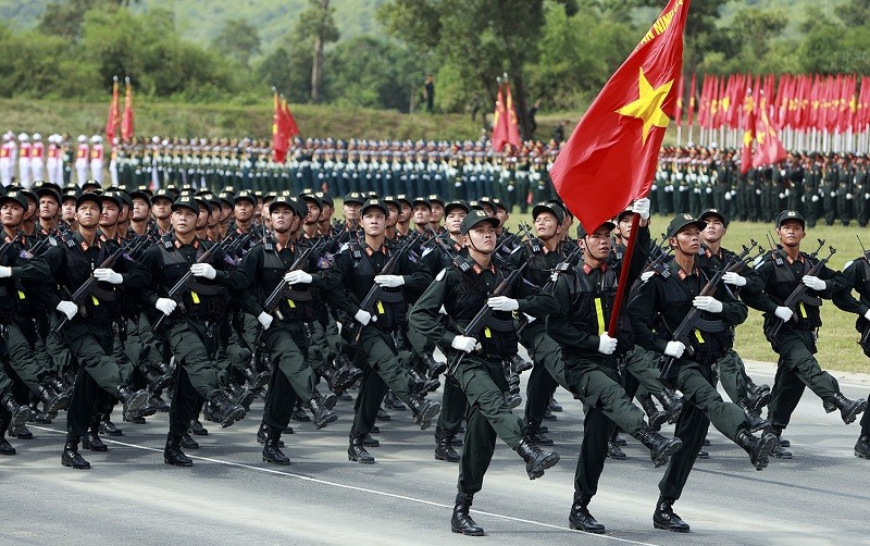 Gần 16.000 cán bộ, chiến sĩ thuộc các khối lực lượng vũ trang tham gia. Trong đó các khối đứng, khối xe chỉ huy - tổ quân kỳ, khối xe chỉ huy - tổ công an kỳ, 42 khối đi hợp luyện với 14 khối xe, pháo quân sự.