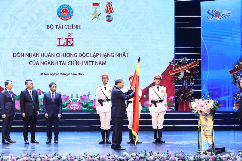 Tổng Bí thư Tô Lâm trao Huân chương Độc lập hạng Nhất cho Bộ Kl991.com nạp rút nhanh. Ảnh: Đức Thanh