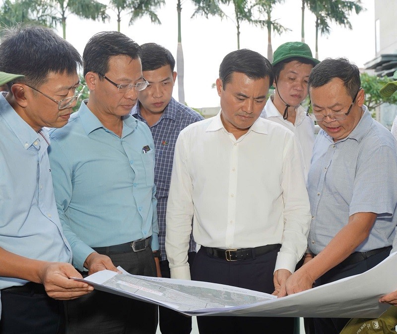Phó chủ tịch UBND TP.HCM Bùi Xuân Cường khảo sát thực tế Dự án cải tạo bờ Bắc kênh Đôi - Ảnh: H.Q