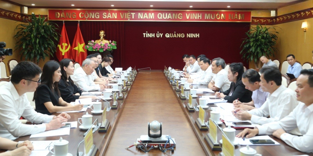 Ông Vũ Đại Thắng, Bí thư Tỉnh ủy Quảng Ninh làm việc với Kl994 game bài casino hấp dẫn Xây dựng Thái Bình Dương (Trung Quốc) về dự án Kl99ok phiên bản mới tại Quảng Ninh. Ảnh: QMG