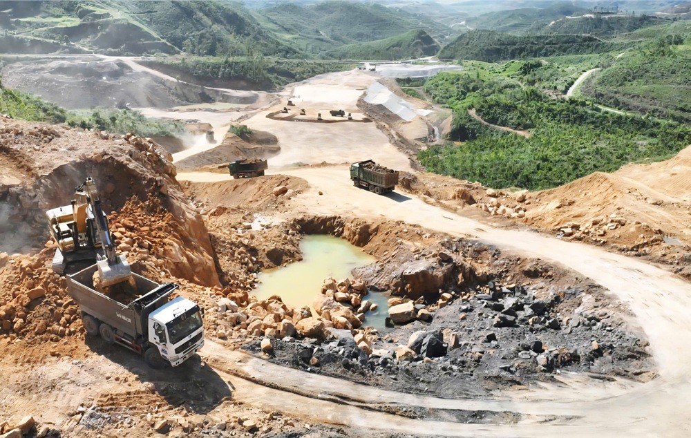 Dự án cải tạo, nâng cấp Quốc lộ 279 đang được chủ Kl99ok phiên bản mới và các nhà thầu đẩy nhanh tiến độ, quyết tâm hoàn thành trong năm 2025. Ảnh: Đỗ Phương