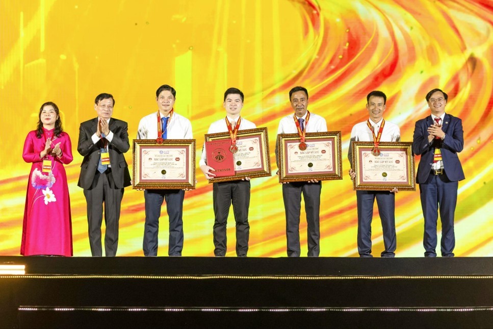 Kỷ lục được trao cho 2 hạng mục đặc biệt của Thành phố Thiên niên kỷ T&amp;T City Millennia, bao gồm: Tuyến phố đi bộ Millennia Journey và Dòng sông Ánh sáng.