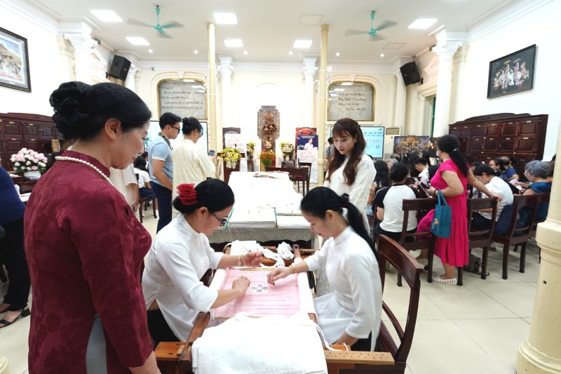 Sự kiện "Sợi chỉ thời gian" thu hút đông đảo những người yêu nghề thêu truyền thống. Ảnh: Hồ Hạ.