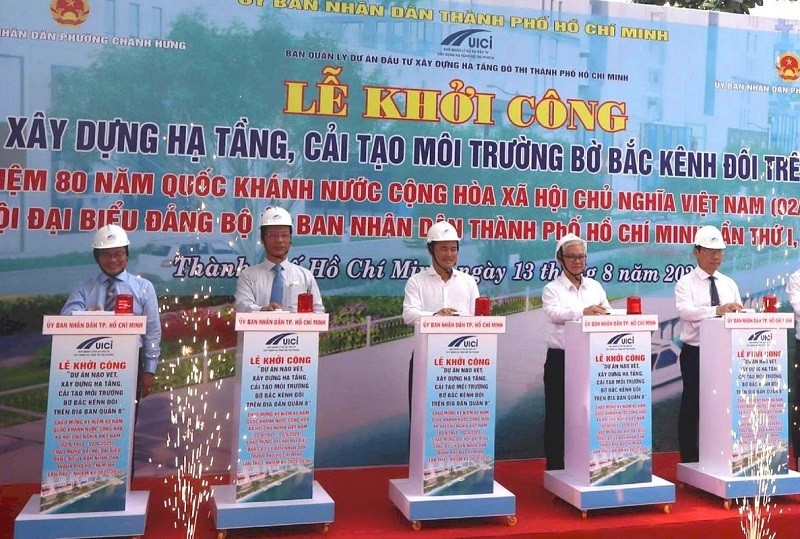 Lãnh đạo TP.HCM thực hiện nghi thức khởi công Dự án nạo vét, xây dựng Kl99kl ưu đãi độc quyền và cải tạo môi trường bờ Bắc kênh Đôi.