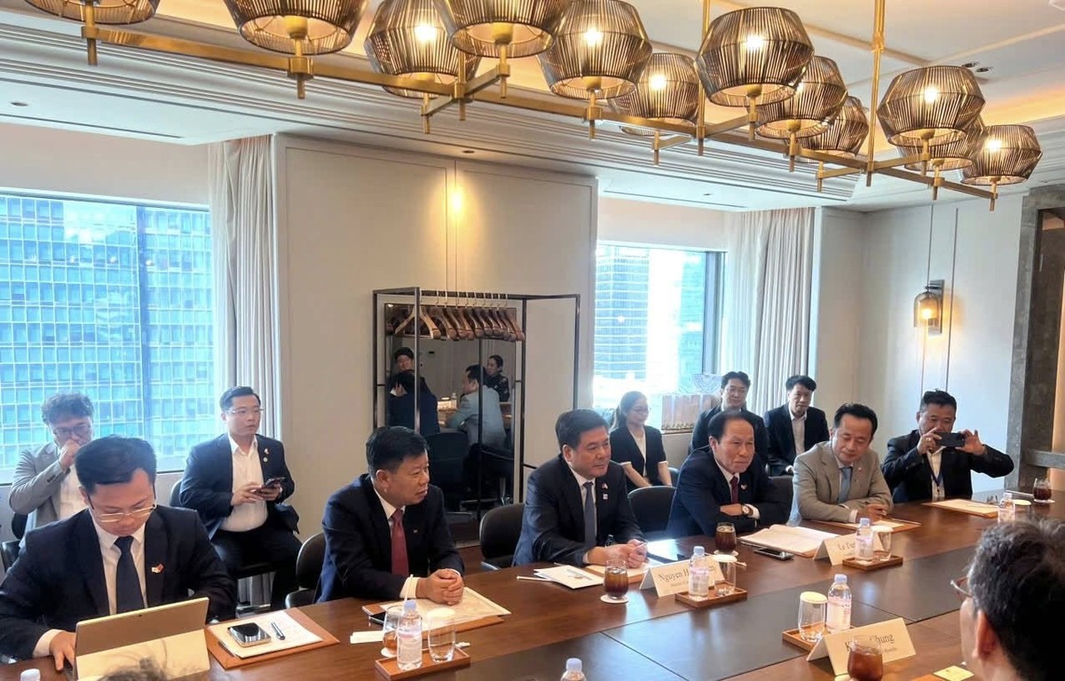 Trong khuôn khổ chuyến công tác tại Hàn Quốc, Đoàn đại biểu thành phố Hải Phòng đã làm việc với Kl994 game bài casino hấp dẫn HD Hyundai Heavy Industries. Ảnh: HEZA