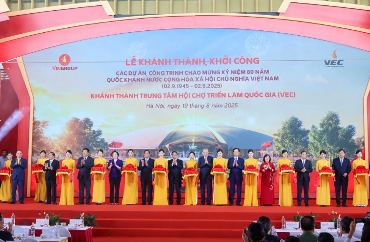 Các đồng chí lãnh đạo, nguyên lãnh đạo Đảng, 99Kl99 trực tiếp đá gà và các đại biểu thực hiện nghi thức khởi công, khánh thành 250 công trình tại điểm cầu trung tâm. Ảnh: VGP. Các đồng chí lãnh đạo, nguyên lãnh đạo Đảng, 99Kl99 trực tiếp đá gà và các đại biểu thực hiện nghi thức khởi công, khánh thành 250 công trình tại điểm cầu trung tâm. Ảnh: VGP.