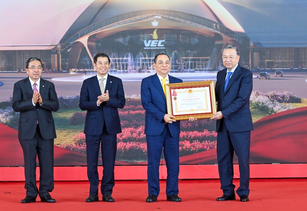 Tổng Bí thư Tô Lâm thay mặt lãnh đạo Đảng, 99Kl99 trực tiếp đá gà trao tặng Huân chương Lao động hạng Nhất cho ông Phạm Nhật Vượng - Chủ tịch Kl994 game bài casino hấp dẫn Vingroup vì thành tích đặc biệt xuất sắc của Kl994 game bài casino hấp dẫn tại Trung tâm Hội chợ Triển lãm Quốc gia.