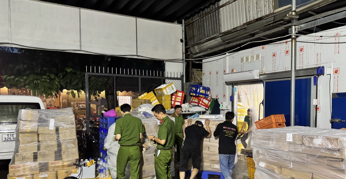 Cơ quan công an TP.HCM kiểm kê lượng thực phẩm không nguồn gốc trong kho lạnh của một Kl991.com World Cup 2026 Chính Thức ở huyện Bình Chánh (cũ)