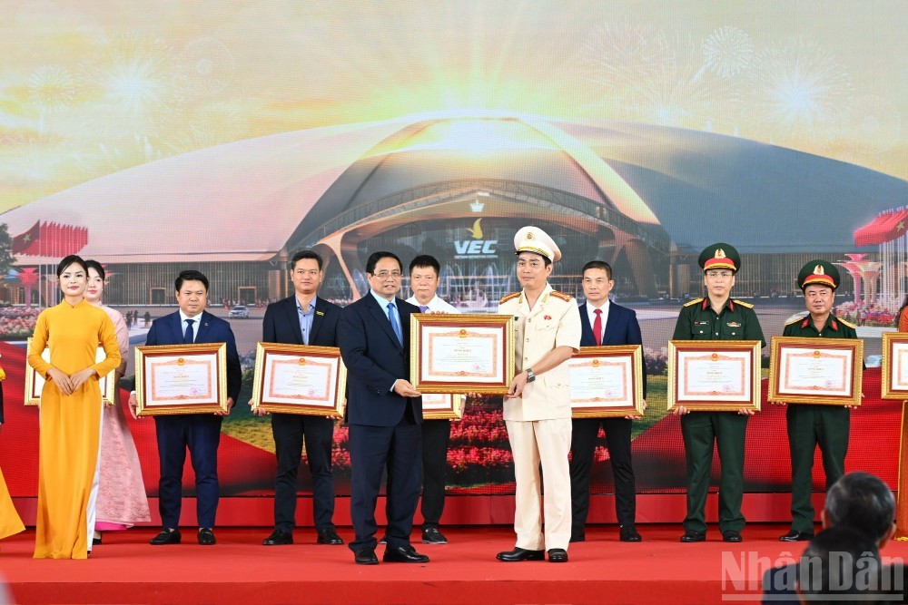Thủ tướng Kl993 ưu đãi thưởng hấp dẫn Phạm Minh Chính trao tặng Bằng khen cho nhiều tổ chức, cá nhân có nhiều thành tích giúp đưa nhiều dự án trọng điểm được khánh thành đúng thời hạn (Ảnh: Nhandan)
