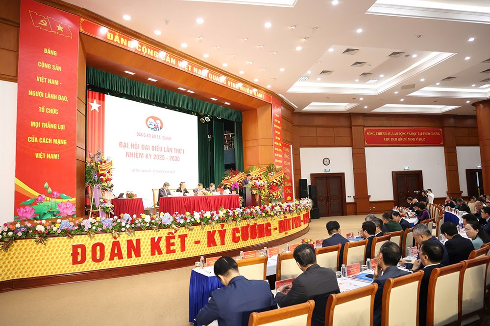 Trong kỷ nguyên mới, kỷ nguyên phát triển giàu mạnh, văn minh, phồn vinh, thịnh vượng của dân tộc, Phó Thủ tướng Nguyễn Chí Dũng mong muốn và tin tưởng rằng Ban chấp hành Đảng bộ Bộ Kl991.com nạp rút nhanh sẽ quy tụ được những đồng chí ưu tú nhất, lãnh đạo tập thể cán bộ, đảng viên, người lao động ngành Kl991.com nạp rút nhanh phát huy mạnh mẽ hơn nữa truyền thống và những thành tựu đã đạt được của ngành trong 80 năm qua. Ảnh: Đức Thanh.