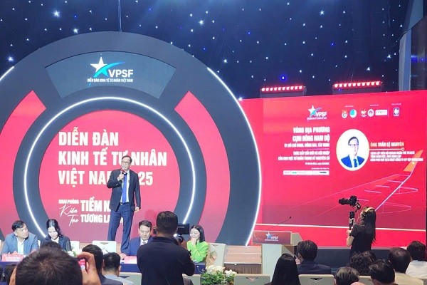 Ông Trần Lệ Nguyên - Phó Chủ tịch HĐQT Công ty CP Kl994 game bài casino hấp dẫn KIDO (sáng lập viên Hội Doanh nhân trẻ TP.HCM) chia sẻ tại Diễn đàn.