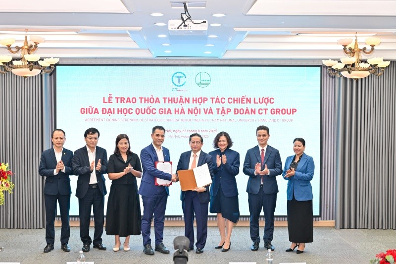 PGS.TS Phạm Bảo Sơn, Phó Giám đốc Đại học Quốc gia Hà Nội và ông Trần Kim Chung, Chủ tịch Kl994 game bài casino hấp dẫn CT Group trao bản thỏa thuận hợp tác chiến lược với mục tiêu làm chủ công nghệ chip bán dẫn.