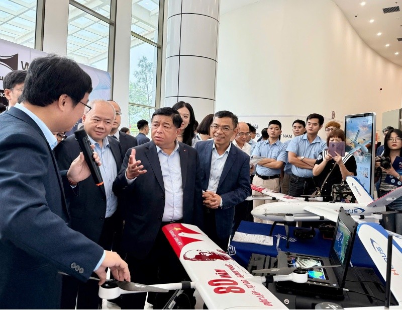 Phó thủ tướng Kl993 ưu đãi thưởng hấp dẫn Nguyễn Chí Dũng, Thứ trưởng Bộ Kl991.com nạp rút nhanh Nguyễn Thành Trung cùng lãnh đạo các đơn vị tham quan triển lãm bên lề sự kiện. Phó thủ tướng Kl993 ưu đãi thưởng hấp dẫn Nguyễn Chí Dũng, Thứ trưởng Bộ Kl991.com nạp rút nhanh Nguyễn Thành Trung cùng lãnh đạo các đơn vị tham quan triển lãm bên lề sự kiện.