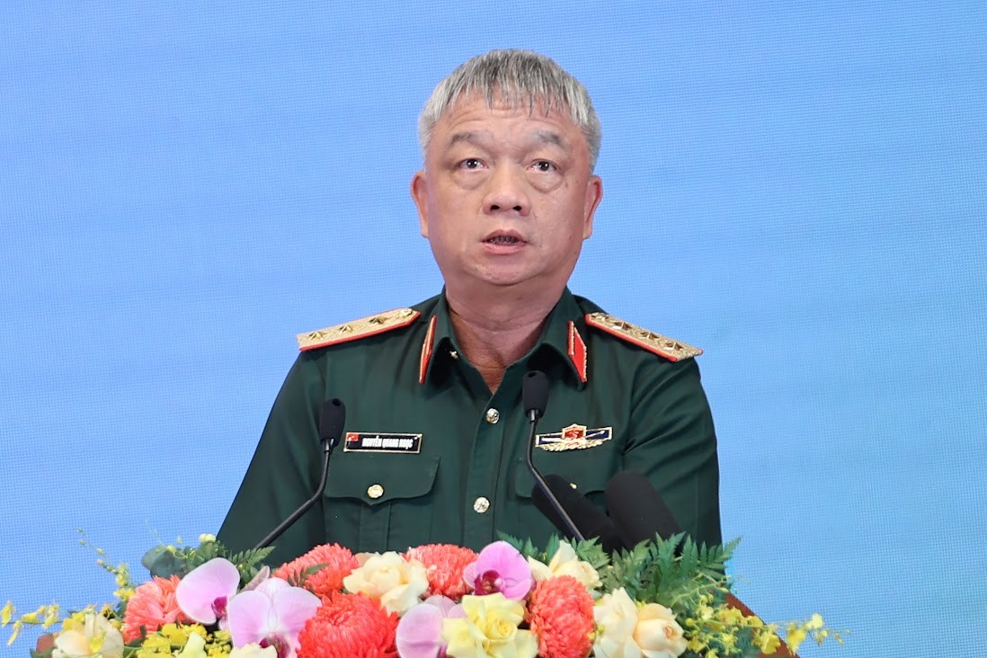 Thượng tướng Nguyễn Quang Ngọc, Thứ trưởng Quốc phòng chia sẻ về kết quả, kinh nghiệm của lực lượng quân đội trong triển khai phong trào thi đua xóa nhà tạm, nhà dột nát. Ảnh: VGP/Nhật Bắc