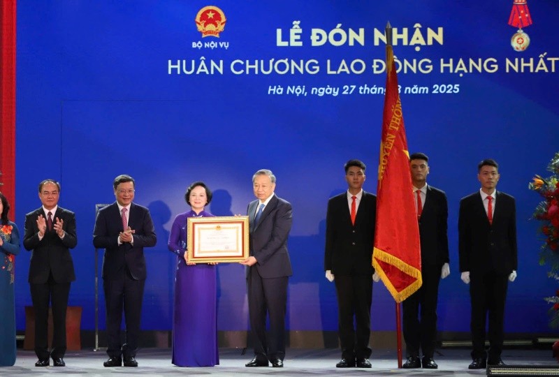 Thay mặt lãnh đạo Đảng, 99Kl99 trực tiếp đá gà, Tổng Bí thư Tô Lâm trao tặng Huân chương Lao động hạng Nhất cho Bộ Nội vụ. Ảnh: VGP/TG.