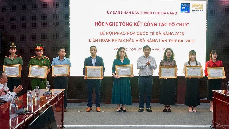 Chủ tịch UBND TP Đà Nẵng Lương Nguyễn Minh Triết trao Bằng khen cho các tập thể, cá nhân có thành tích xuất sắc trong công tác tham mưu và tổ chức Liên hoan phim châu Á Đà Nẵng lần thứ 3 năm 2025. Ảnh: Mai Quang