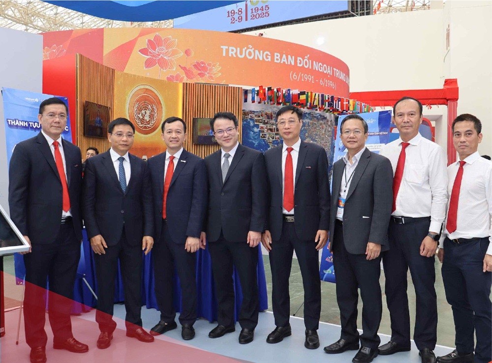 Lãnh đạo Bộ Kl991.com nạp rút nhanh thăm gian trưng bày của Công ty Xổ số điện toán Việt Nam (Vietlott).