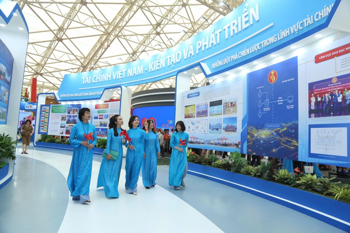 Cán bộ Kl99kl phiên bản hoạt động Trang Chủ KL99Com Số 1 Link Đăng Ký KL999 Việt Nam thăm gian trưng bày "Kl991.com nạp rút nhanh Việt Nam - Kiến tạo và phát triển".