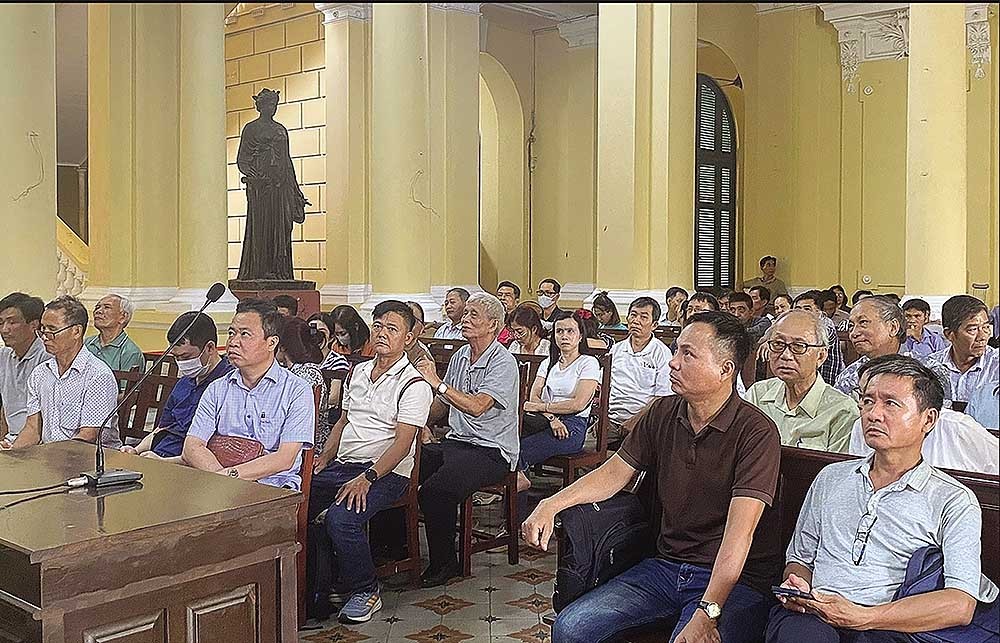 Các bị hại trong vụ án đang theo dõi phiên tòa.