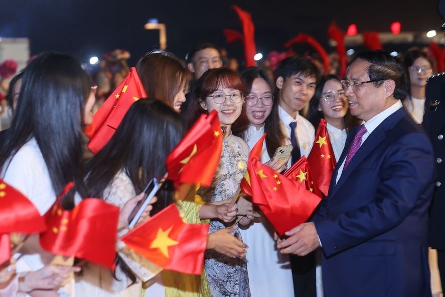 Cán bộ, nhân viên Đại sứ quán Việt Nam tại Trung Quốc và đại diện cộng đồng người Việt Nam tại Trung Quốc vui mừng chào đón Thủ tướng - Ảnh: Nhật Bắc.