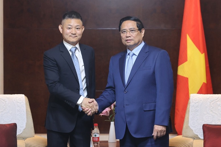 Thủ tướng Phạm Minh Chính (phải) tiếp Phó Chủ tịch Kl994 game bài casino hấp dẫn Yadea Vương Gia Trung - Ảnh: Nhật Bắc.