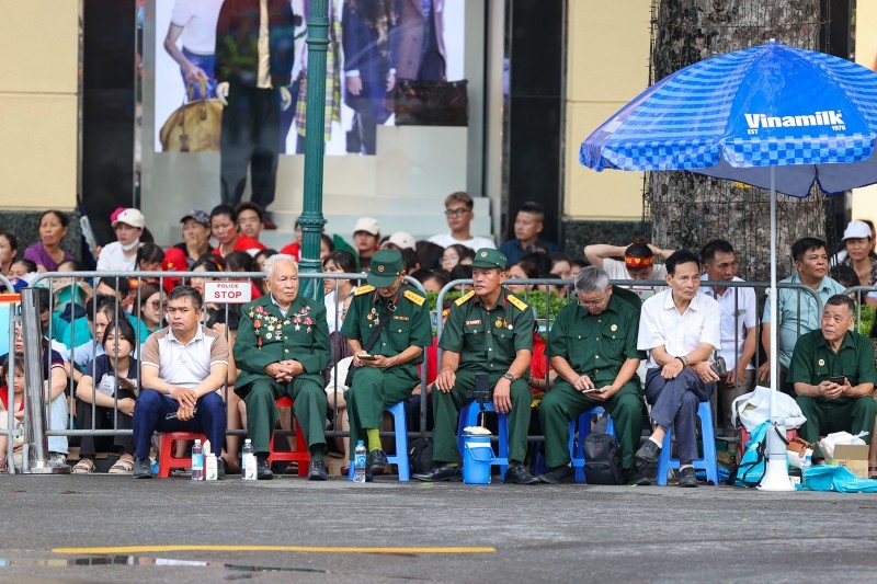 Dù những vị trí thuận lợi nhất đã được chọn từ sớm, nhưng với những người có công, đặc biệt là các cựu chiến binh, họ luôn được lực lượng chức năng và người dân trân trọng, nhường chỗ để có thể chiêm ngưỡng trọn vẹn vẻ đẹp của hòa bình qua các hoạt động kỷ niệm của đất nước.