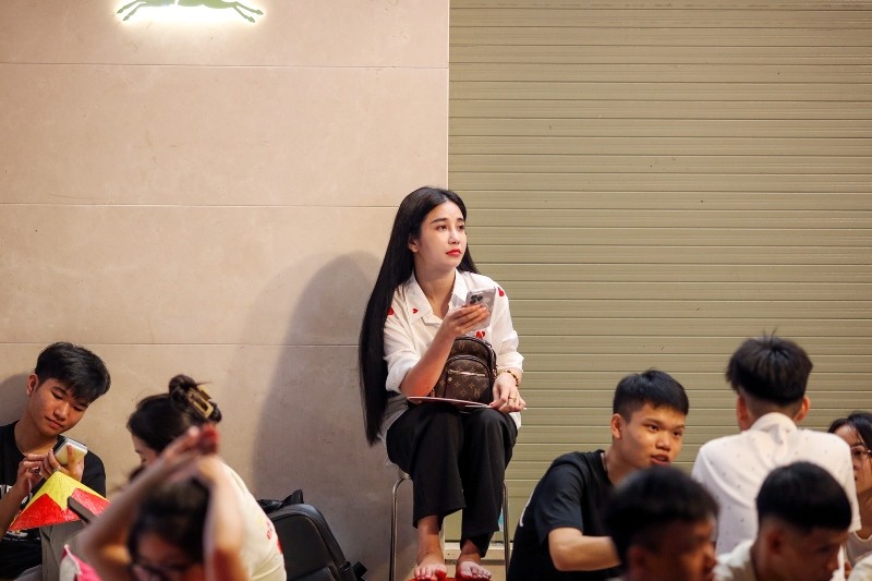 Số khác thì giải trí bằng cách lướt điện thoại.